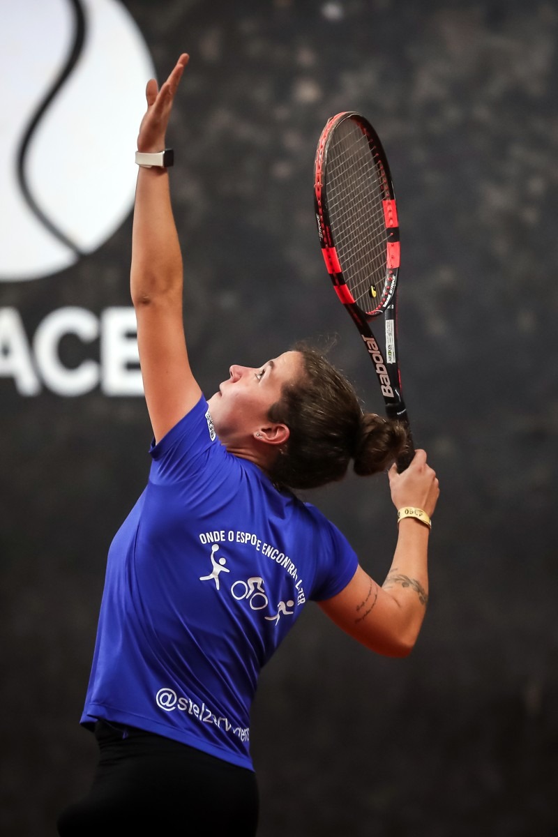Nathalia Stelzer jogando tênis